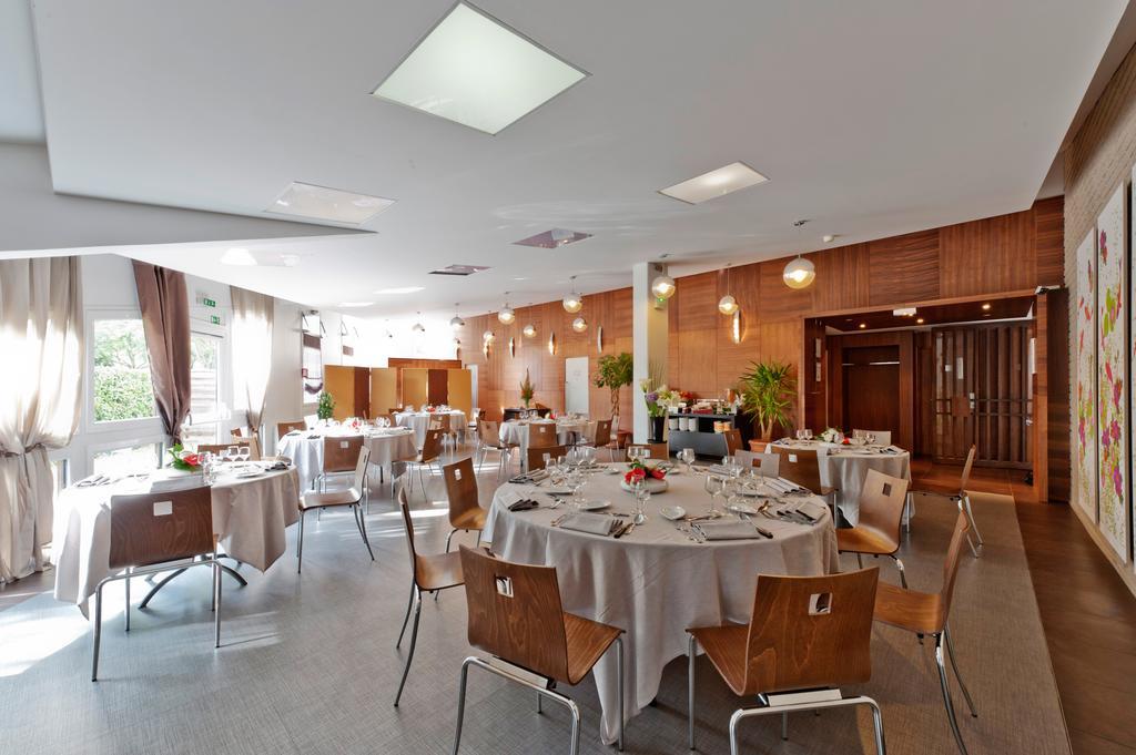 Hotel Domaine Du Manet Saint-Quentin-En-Yvelines Montigny-le-Bretonneux Esterno foto