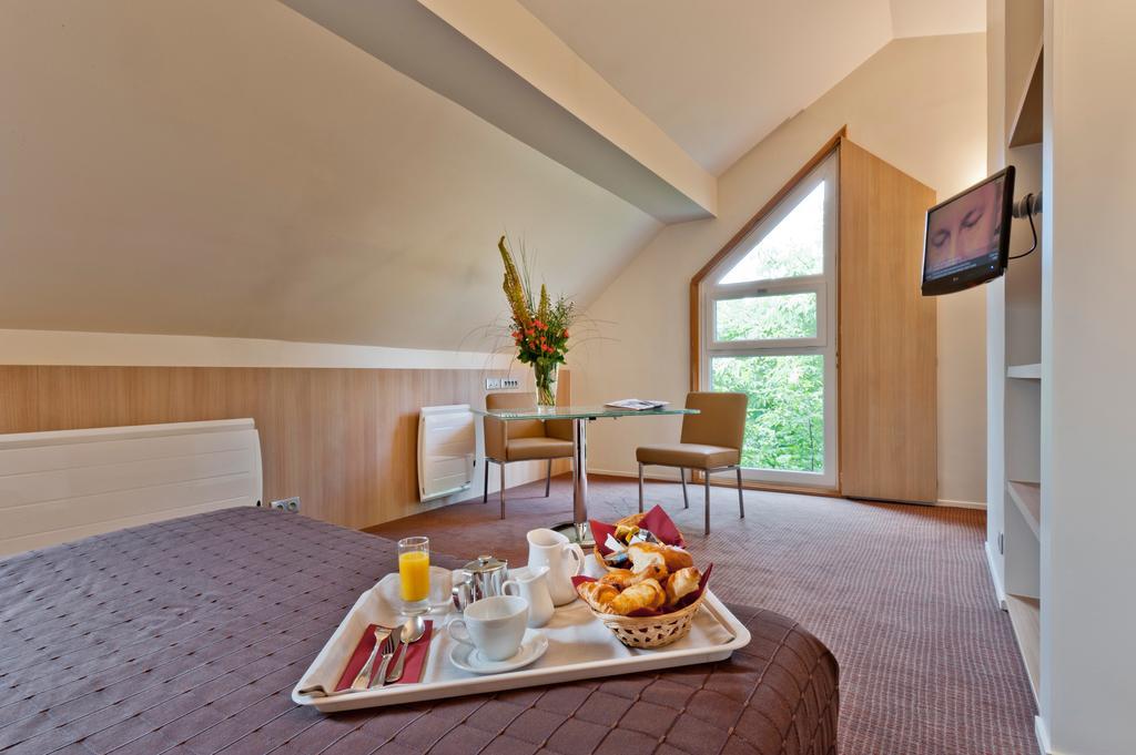 Hotel Domaine Du Manet Saint-Quentin-En-Yvelines Montigny-le-Bretonneux Camera foto