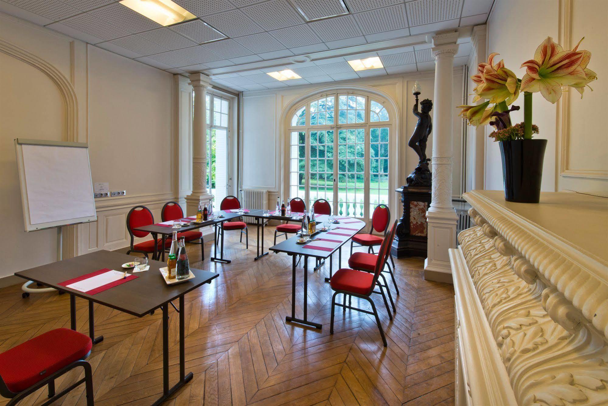 Hotel Domaine Du Manet Saint-Quentin-En-Yvelines Montigny-le-Bretonneux Esterno foto