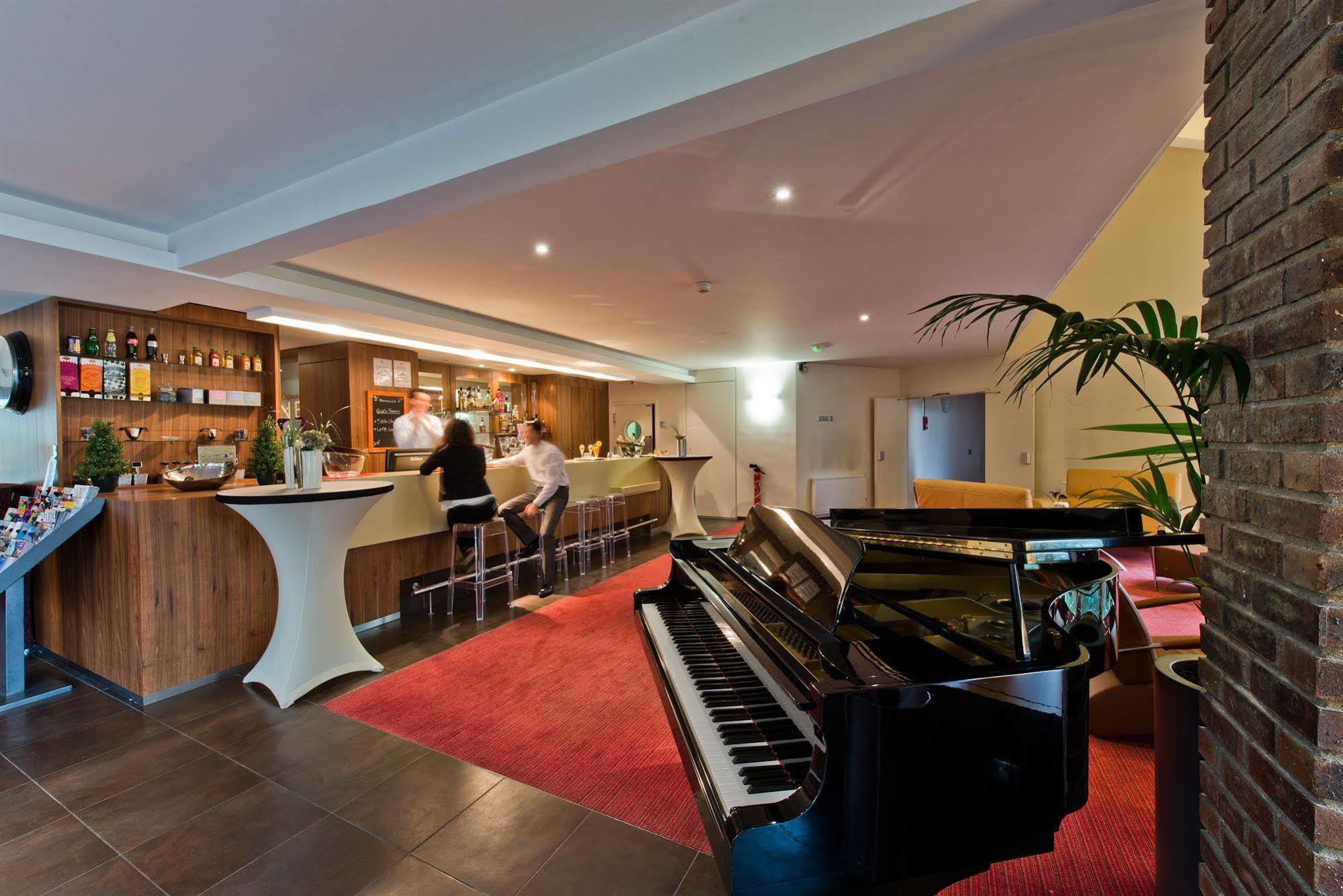 Hotel Domaine Du Manet Saint-Quentin-En-Yvelines Montigny-le-Bretonneux Esterno foto