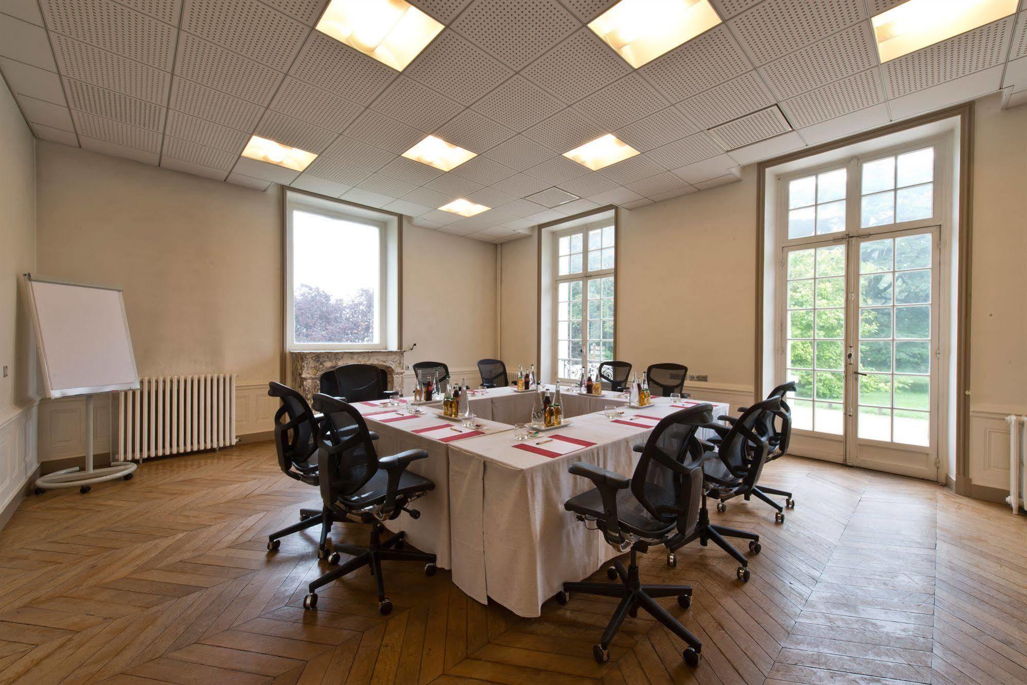 Hotel Domaine Du Manet Saint-Quentin-En-Yvelines Montigny-le-Bretonneux Esterno foto