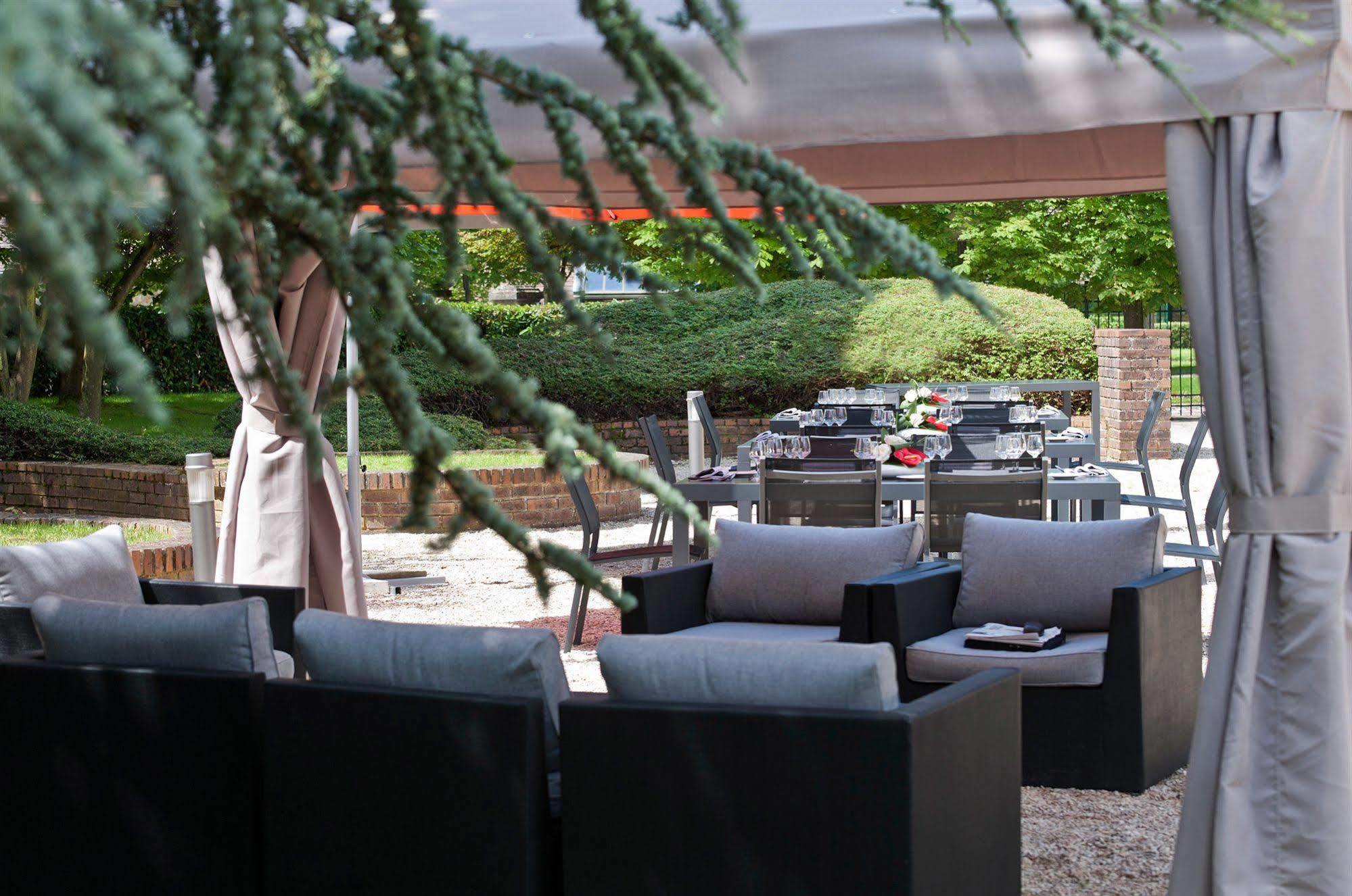 Hotel Domaine Du Manet Saint-Quentin-En-Yvelines Montigny-le-Bretonneux Esterno foto