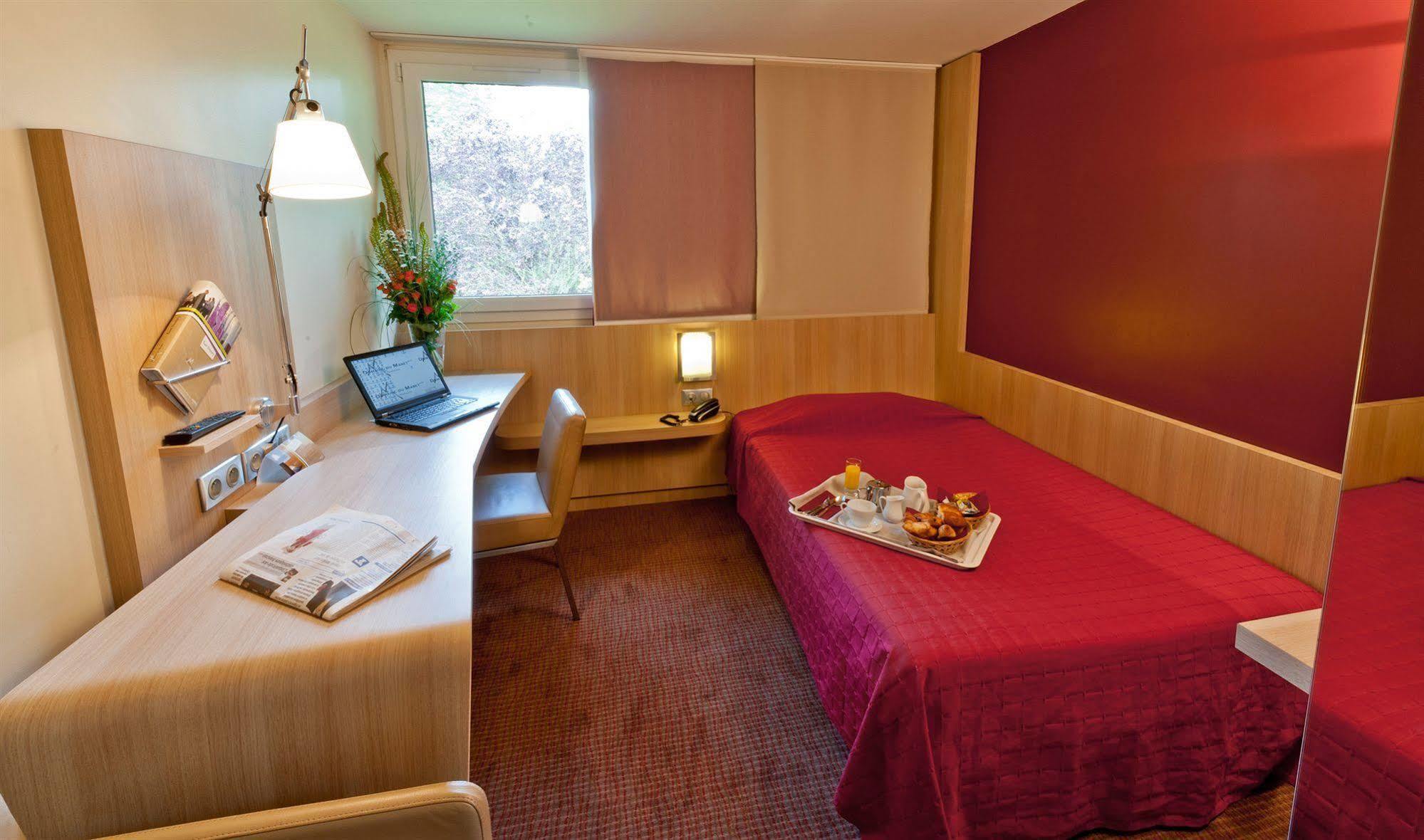 Hotel Domaine Du Manet Saint-Quentin-En-Yvelines Montigny-le-Bretonneux Esterno foto
